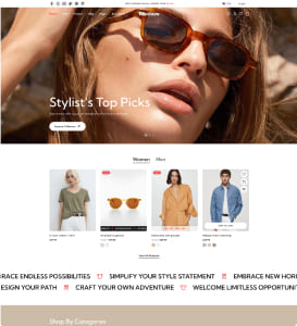 Nahaufnahme einer Frau mit braun-schildpattfarbener Sonnenbrille, die sich mit der Hand ans Haar fasst; darüber der Schriftzug „Stylist's Top Picks“ und darunter Produktvorschauen (T‑Shirt, Sonnenbrillen, Bluse, Jeansjacke) in einer Online-Mode-Shop-Ansicht.