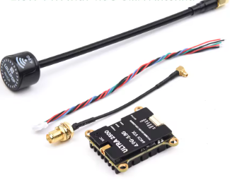 2.5W with 4.9G SMA Schwarz-goldenes Funkzubehör auf weißem Hintergrund: lange schwarze Rundstrahlantenne, kurzes SMA-Koaxialkabel mit goldener Steckverbindung, verdrilltes mehradriges Farbkabel und kleines schwarzes Leiterplattenmodul mit goldfarbenen Befestigungsösen und Beschriftung.
