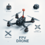 FPV‑Rennquad mit kompakter offenem Kohlefaser‑Rahmen, Frontkamera, orangefarbener Antenne und vier Propellern auf Brushless‑Motoren, umgeben von beschrifteten Icons für Motoren, Kamera, Propeller und Flight Controller auf hellem Hintergrund.