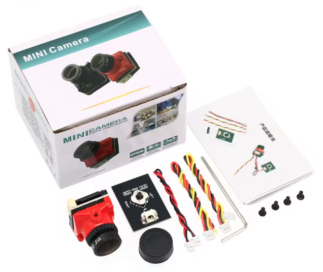 FPV Drohnen Kamera Rot Mini-Kamera-Bausatz auf weißem Hintergrund mit geöffneter Verkaufsbox, rotem Kameramodul mit Objektiv und Objektivdeckel, mehreren farbigen Steckkabeln, kleiner Steuerplatine, Inbusschlüssel, vier schwarzen Schrauben und Bedienungsanleitung.