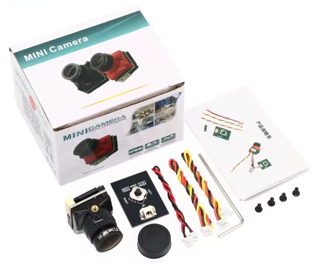FPV Drohnen Kamera Schwarz Mini-Kamera-Bausatz auf weißem Hintergrund mit Verpackungsbox, kleinem Kameramodul mit Objektiv und Schutzkappe, Steuerplatine, mehreren farbigen Anschlusskabeln, Inbusschlüssel, vier Schrauben und Bedienungsanleitung.
