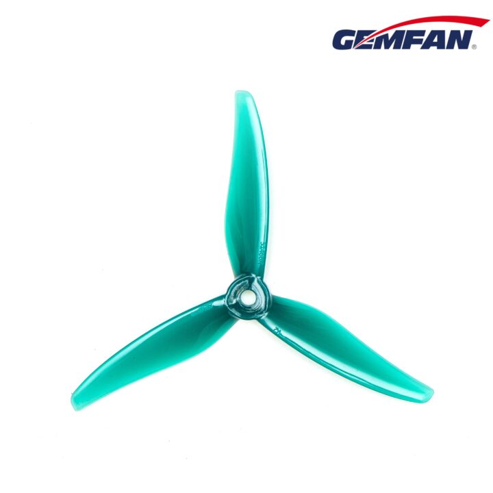 FPV-Propeller Blau Dreiarmiger 5-Zoll FPV‑Drohnenpropeller in transparentem Türkis mit zentraler Aufnahmeöffnung auf weißem Hintergrund, Gemfan-Logo oben rechts.