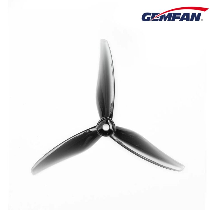 FPV-Propeller Schwarz Schwarzer, dreiblättriger 5‑Zoll FPV-Drohnenpropeller mit zentraler Bohrung und glänzend-transparentem Kunststofffinish auf weißem Hintergrund, Gemfan-Logo oben rechts.