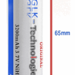 Weiße zylindrische Akkuzelle (Flachkopf) mit blauem Plus-Markierungsstreifen, holografischem Sicherheitsaufkleber, aufgedrucktem Text ‚GLK‑Technologies‘ und ‚3200mAh‘ sowie nebenstehendem rotem Messpfeil mit Angabe 65 mm.