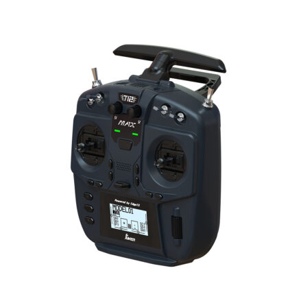 Dunkler Handfunkfernsender für RC-Modelle mit zwei Steuerknüppeln, mehreren Kippschaltern oben, ausklappbarer Antenne/Tragegriff und LCD-Display mit Modellanzeige.