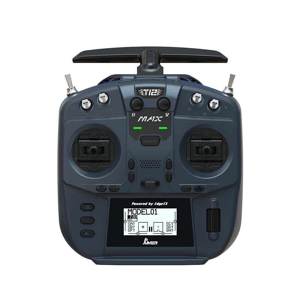 Fernsteuerung für RC-Modelle mit dunkelgrauem Gehäuse, T-förmiger Antenne oben, zwei Steuerknüppeln, je zwei Metallkippschaltern an den oberen Ecken, Power-Taste, grünen Status-LEDs und LCD-Display mit der Anzeige MODEL01.