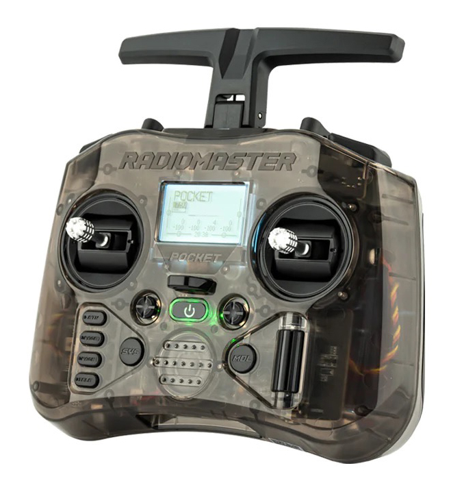 Transparente RadioMaster Pocket RC-Fernsteuerung mit T‑Griff, beleuchtetem LCD, zwei Steuerknüppeln, mehreren Tasten und grün leuchtendem Einschaltsymbol; Gehäuse zeigt sichtbare Elektronik.