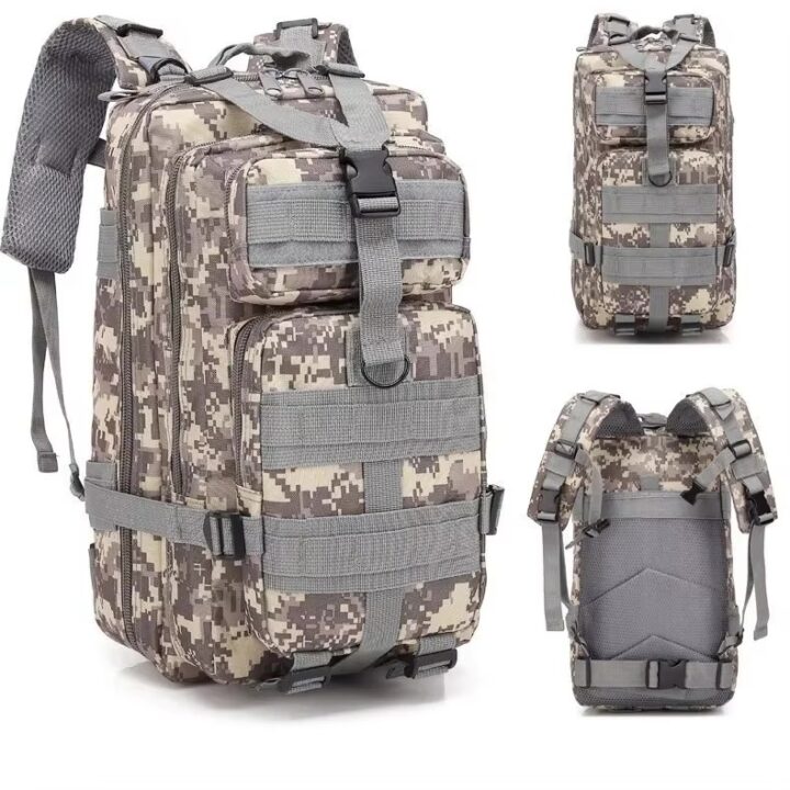 S0b610f0822aa4bf2bc172ceb3e629abaf Tarnfarbener taktischer Rucksack im digitalen Camouflage-Muster mit mehreren Reißverschlussfächern, MOLLE-Schlaufen, Kompressionsriemen, Frontschnallen und gepolsterten Schultergurten, dargestellt in drei Ansichten (Vorder-, Seiten- und Rückansicht).