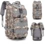 Tarnfarbener taktischer Rucksack im digitalen Camouflage-Muster mit mehreren Reißverschlussfächern, MOLLE-Schlaufen, Kompressionsriemen, Frontschnallen und gepolsterten Schultergurten, dargestellt in drei Ansichten (Vorder-, Seiten- und Rückansicht).
