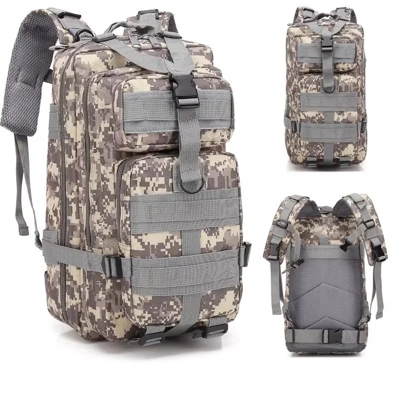 S0b610f0822aa4bf2bc172ceb3e629abaf Tarnfarbener taktischer Rucksack im digitalen Camouflage-Muster mit mehreren Reißverschlussfächern, MOLLE-Schlaufen, Kompressionsriemen, Frontschnallen und gepolsterten Schultergurten, dargestellt in drei Ansichten (Vorder-, Seiten- und Rückansicht).