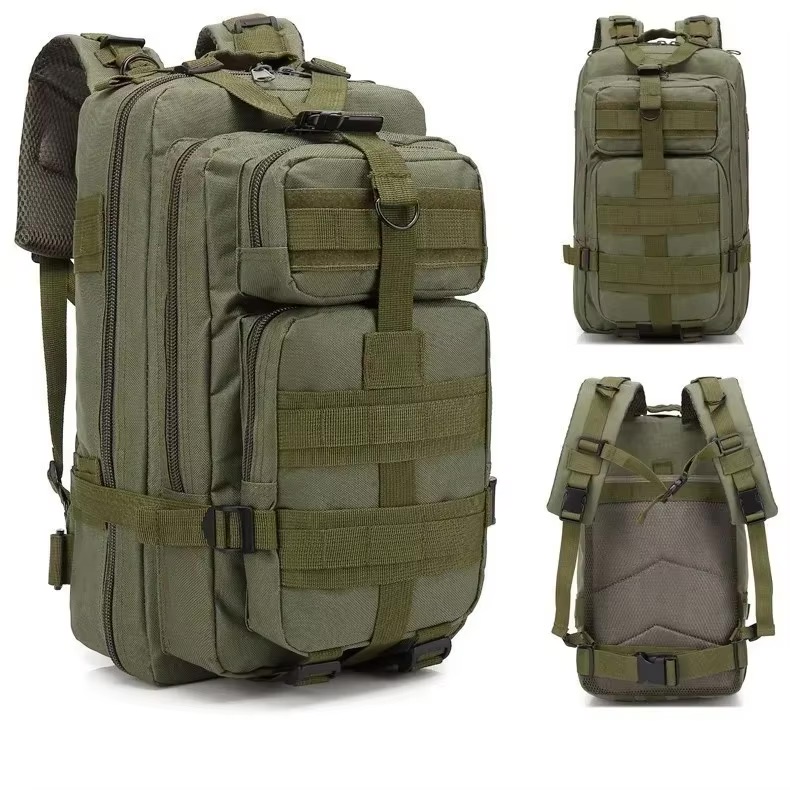 Olivgrüner taktischer Rucksack mit mehreren Reißverschlussfächern, MOLLE‑Befestigungsbändern, gepolstertem Rückenteil sowie verstellbaren Schulter- und Hüftgurten, gezeigt in Vorder- und Rückansichten.