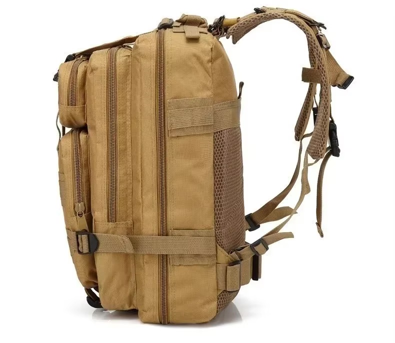 S1cbafe54484444209f1ae52c7d9fdfc12 Sandfarbener taktischer Rucksack mit mehreren vorderen und seitlichen Reißverschlussfächern, Kompressionsriemen, Netzrückenpolster sowie gepolsterten, verstellbaren Schultergurten und Kunststoffschnallen.