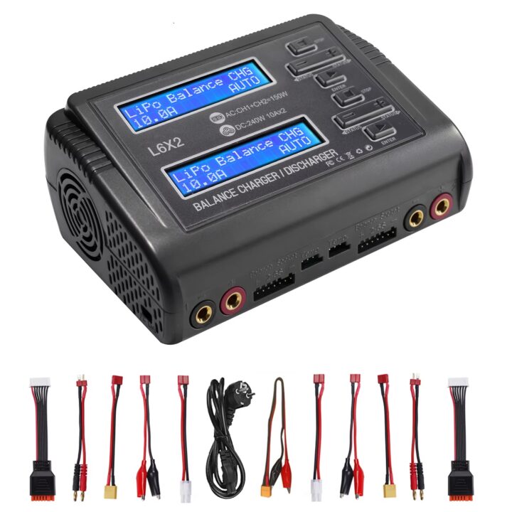 S272c5d6fd897436c8fdbbfd2b339312bI Schwarzes Dual-Ladegerät/Entladegerät für LiPo-Akkus mit zwei blau beleuchteten Displays, Bedientasten, Lüfter und mehreren Anschlussbuchsen, darunter verschiedene Anschlusskabel und Adapter (XT60, Bananenstecker, Alligatorklemmen und Balance-Stecker).