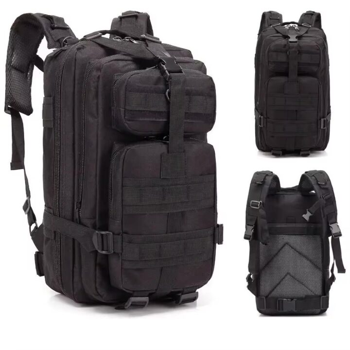 S2dfc6ed604e44862b369121b98f0fd7by Schwarzer taktischer Rucksack mit mehreren Reißverschlussfächern, aufgesetzten MOLLE-Taschen, Kompressionsriemen sowie gepolstertem Rücken und verstellbaren Schulterriemen, gezeigt in drei Ansichten (schräg, frontal und Rückenansicht).