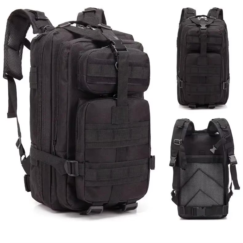 S2dfc6ed604e44862b369121b98f0fd7by Schwarzer taktischer Rucksack mit mehreren Reißverschlussfächern, aufgesetzten MOLLE-Taschen, Kompressionsriemen sowie gepolstertem Rücken und verstellbaren Schulterriemen, gezeigt in drei Ansichten (schräg, frontal und Rückenansicht).