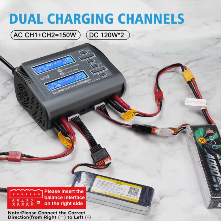 S3cdd88f412ac47a0948be3d4a3ad6599k Doppelladegerät mit zwei blauen LCD-Anzeigen auf Marmorfläche, an dem mehrere rote und schwarze Kabel sowie Balance- und XT60-Stecker zu zwei LiPo-Akkus führen; Aufdruck "DUAL CHARGING CHANNELS", Leistungsangaben (AC CH1+CH2=150W, DC 120W*2) und ein Einfügehinweis für die Balance-Schnittstelle sind sichtbar.