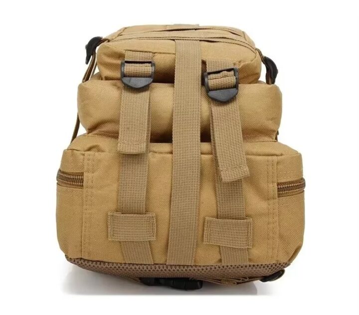 S41ce7c2e056e4d4ba85531997cc75e767 Kompakter sandfarbener taktischer Rucksack mit mehreren Außenfächern, seitlichen Reißverschlüssen und zwei vorderen Stoffriemen mit schwarzen Schnallen.