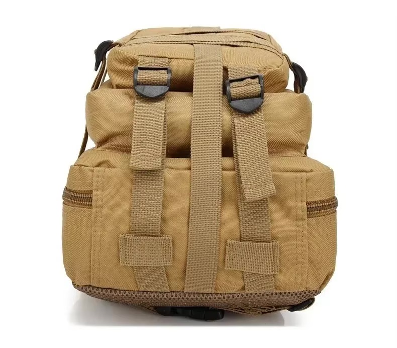 S41ce7c2e056e4d4ba85531997cc75e767 Kompakter sandfarbener taktischer Rucksack mit mehreren Außenfächern, seitlichen Reißverschlüssen und zwei vorderen Stoffriemen mit schwarzen Schnallen.