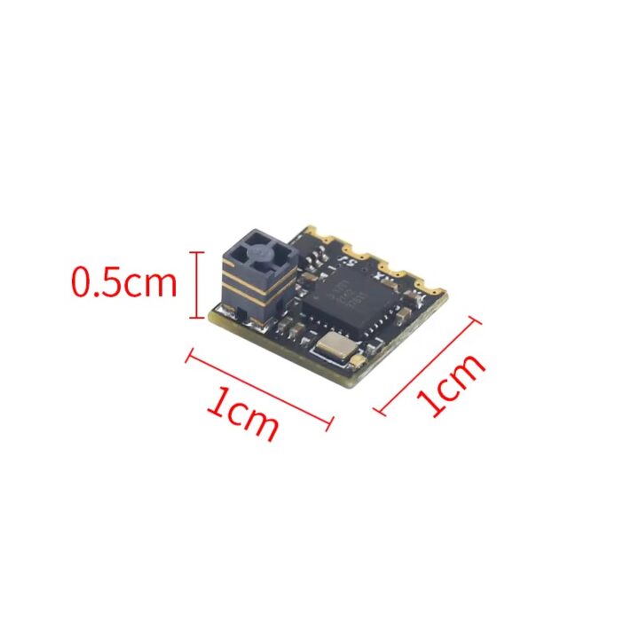 S55136de00f0a448cb1cbea444dfe8996F Kleines quadratisches Leiterplattenmodul (ca. 1 × 1 cm) mit SMD-Bauteilen, einem schwarzen quadratischen Steck- oder Sensorbauteil an einer Ecke, goldenen Kontaktlaschen und roten Maßangaben (1 cm und 0,5 cm).