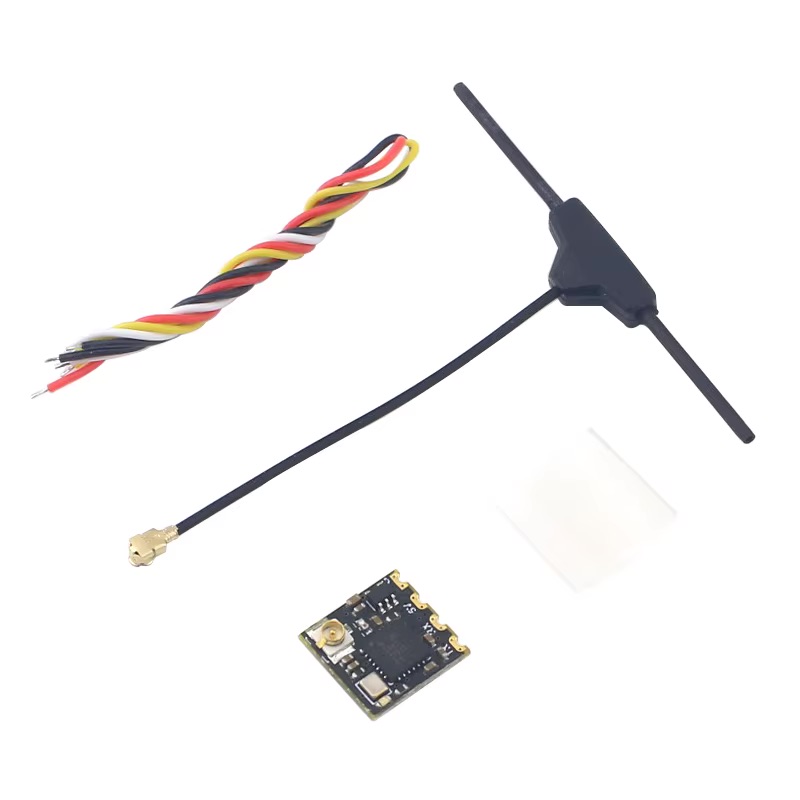 T-förmige FPV-Antenne mit schwarzem Koaxkabel und goldener Steckverbindung, ein kleines schwarzes Leiterplattenmodul mit goldenen Kontakten, ein Bündel gedrehter Drähte (rot, gelb, schwarz, weiß) und ein weißes doppelseitiges Klebepad auf hellem Hintergrund.