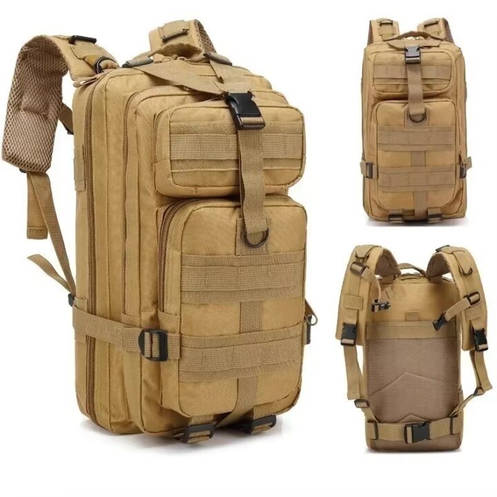 S747b29082c0e42e9972250f54fc5ecfcL Beigefarbener taktischer Rucksack mit mehreren Außentaschen und Reißverschlüssen, MOLLE-Gurtbändern, Schnallen und gepolsterten Schultergurten, abgebildet in drei Ansichten.