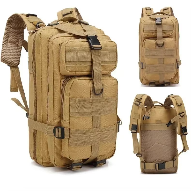 S747b29082c0e42e9972250f54fc5ecfcL Beigefarbener taktischer Rucksack mit mehreren Außentaschen und Reißverschlüssen, MOLLE-Gurtbändern, Schnallen und gepolsterten Schultergurten, abgebildet in drei Ansichten.