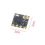 Kleines 1×1 cm schwarzes Elektronikmodul auf weißem Hintergrund mit SMD‑Bauteilen und einem quadratischen IC, goldenen Lötpads (beschriftet TX, RX, 5V), einer goldfarbenen RF‑Buchse und roten Linien, die die 1‑cm‑Abmessungen markieren