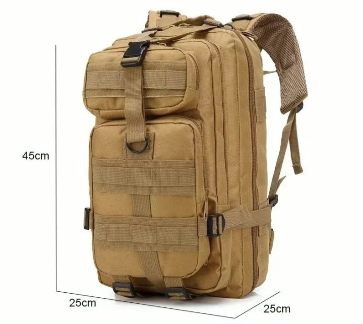 S789c7308798745be820589a9fc5f1296g Beiger taktischer Rucksack mit mehreren Reißverschlussfächern, MOLLE-Gurtbändern, Steck-schnallen und gepolstertem Netz-Schulterriemen; im Bild sind die Maße 45 cm Höhe und 25×25 cm Grundfläche angegeben.