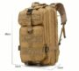 Beiger taktischer Rucksack mit mehreren Reißverschlussfächern, MOLLE-Gurtbändern, Steck-schnallen und gepolstertem Netz-Schulterriemen; im Bild sind die Maße 45 cm Höhe und 25×25 cm Grundfläche angegeben.