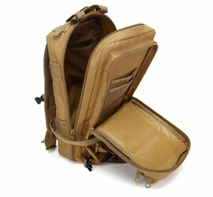 S8f324c07f58145cbbaccd93a28dd886aS Coyote-farbener taktischer Rucksack, vollständig geöffnet und vor weißem Hintergrund fotografiert, mit mehreren Reißverschlussfächern, einem aufklappbaren Front-Organizer mit Netz- und Steckfächern und gepolsterten Schulterriemen.
