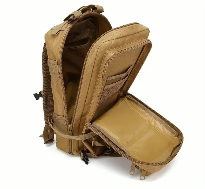 S8f324c07f58145cbbaccd93a28dd886aS Coyote-farbener taktischer Rucksack, vollständig geöffnet und vor weißem Hintergrund fotografiert, mit mehreren Reißverschlussfächern, einem aufklappbaren Front-Organizer mit Netz- und Steckfächern und gepolsterten Schulterriemen.
