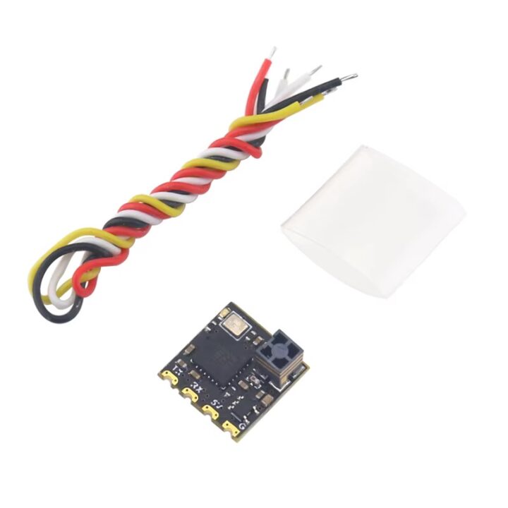 Sc1189f8c123c47c48ae5503f703a24052 Kleines schwarzes Kamera- oder Elektronikmodul mit Objektiv und goldfarbenen Lötpads, dazu verdrilltes vieradriges Kabel (rot, schwarz, gelb, weiß) mit freien Drahtenden und eine transparente Silikon-/Schrumpfschutz-Hülle auf weißem Hintergrund.