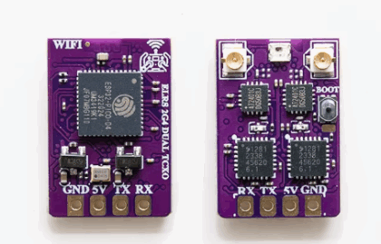 Zwei kleine violette Leiterplatten nebeneinander auf weißem Hintergrund; links ein Modul mit großem Wi‑Fi‑Chip, der Aufdruck 'WIFI' und Lötpads 'GND 5V TX RX', rechts ein Modul mit zwei U.FL‑Antennenanschlüssen, mehreren ICs, einem kleinen Taster 'BOOT' und Lötpads 'RX TX 5V GND'.