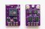 Zwei kleine violette Leiterplatten nebeneinander auf weißem Hintergrund; links ein Modul mit großem Wi‑Fi‑Chip, der Aufdruck 'WIFI' und Lötpads 'GND 5V TX RX', rechts ein Modul mit zwei U.FL‑Antennenanschlüssen, mehreren ICs, einem kleinen Taster 'BOOT' und Lötpads 'RX TX 5V GND'.