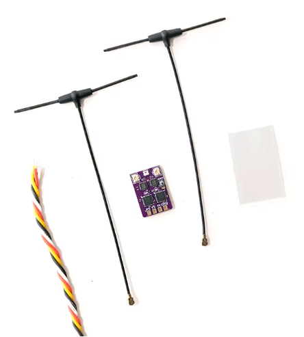 Zwei schwarze T-förmige Antennen mit dünnen Koaxkabeln, eine kleine violette Leiterplatte mit Bauteilen und Lötpads, ein verdrilltes vieradriges Kabel (rot, gelb, schwarz, weiß) und ein rechteckiges transparentes Klebe-/Schrumpfstück auf weißem Hintergrund.
