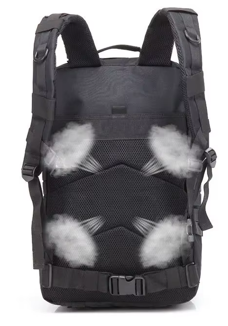 Screenshot 2025-10-23 at 11.49.59 Rückansicht eines schwarzen Rucksacks mit gepolstertem, atmungsaktivem Netzrücken und vier weißen Luftströmungen, die die Belüftungspunkte hervorheben.