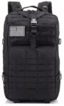 Schwarzer taktischer Rucksack mit MOLLE-Gurtung, aufgesetzter US-Flaggen-Patch, mehreren Reißverschlussfächern, Frontschnalle, Tragegriff und gepolsterten Schultergurten.
