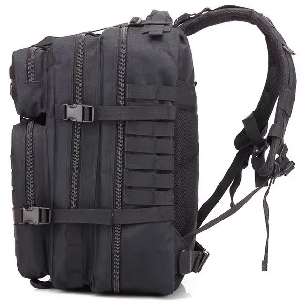 Screenshot 2025-10-23 at 11.50.56 Schwarzer taktischer Rucksack aus robustem Nylon in Seitenansicht mit mehreren Reißverschlussfächern, MOLLE‑Schlaufen, Kompressionsgurten und gepolsterten Schulterriemen.