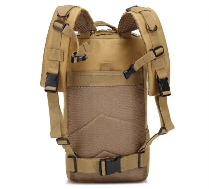 Rückansicht eines sandfarbenen taktischen Rucksacks mit gepolsterter, atmungsaktiver Rückenpartie, verstellbaren Schultergurten, Brust- und Hüftgurt sowie mehreren Schnellverschluss-Schnallen und Befestigungsringen.