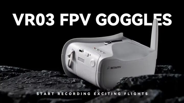 betafpv-vr03-fpv-brille-48ch-hd-lcd-dvr Weiße VR03 FPV-Drohnenbrille von BETAFPV liegt auf dunklem, felsigem Untergrund; darüber großer Schriftzug VR03 FPV GOGGLES und der Slogan START RECORDING EXCITING FLIGHTS