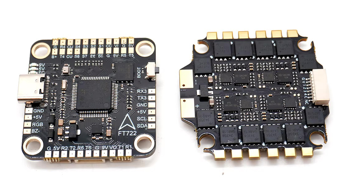 Zwei schwarze quadratische Leiterplatten auf weißem Hintergrund: links ein Flight‑Controller mit Micro‑USB‑Anschluss, beschrifteten Anschluss‑Pins und vier Montagebohrungen, rechts ein ESC‑Board mit mehreren MOSFETs und vergoldeten Lötpads.