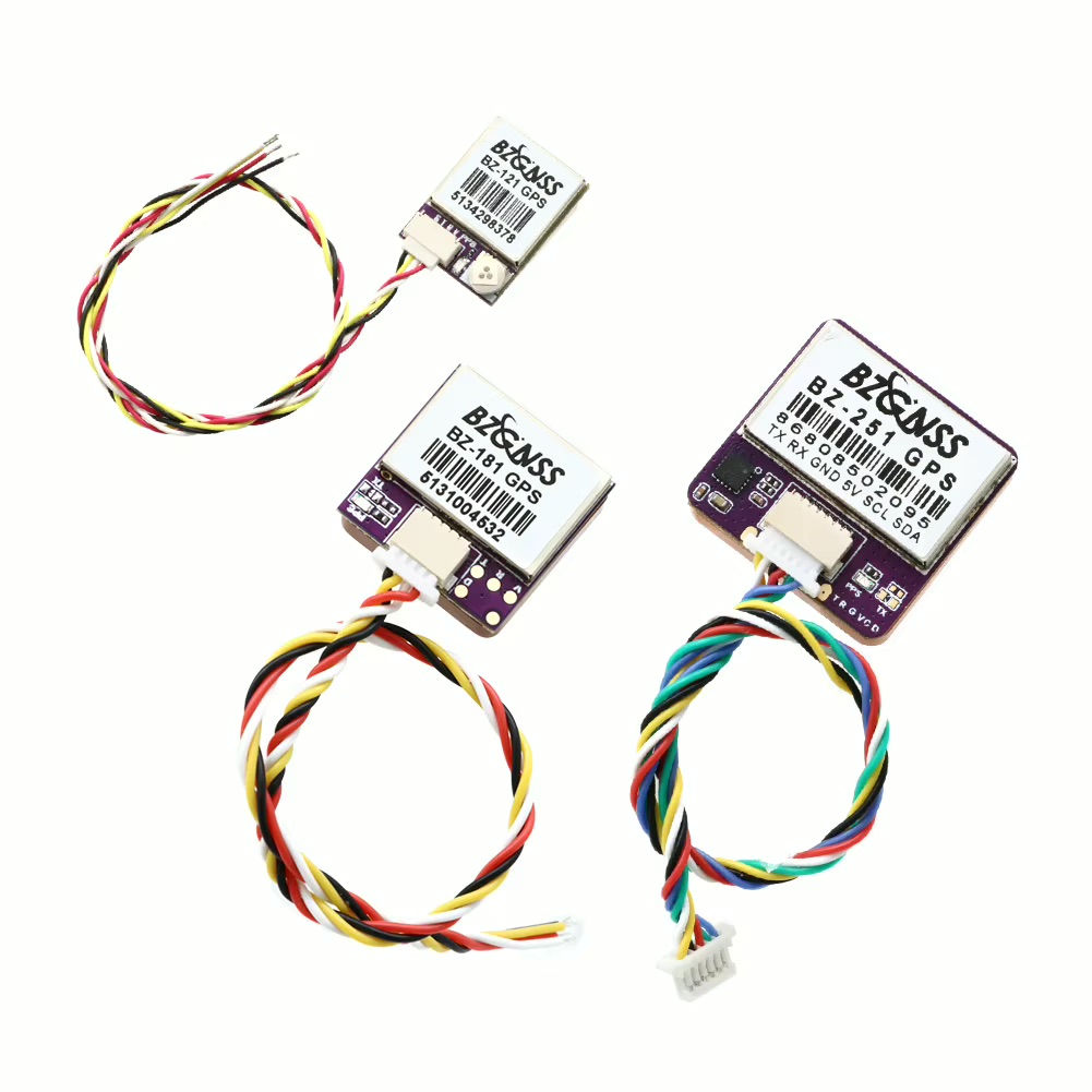 Vier kleine GPS‑Module auf violetten Leiterplatten mit silbernen Beschriftungsaufklebern und jeweils mehrfarbig verdrillten Kabeln mit weißen Steckern auf weißem Hintergrund.