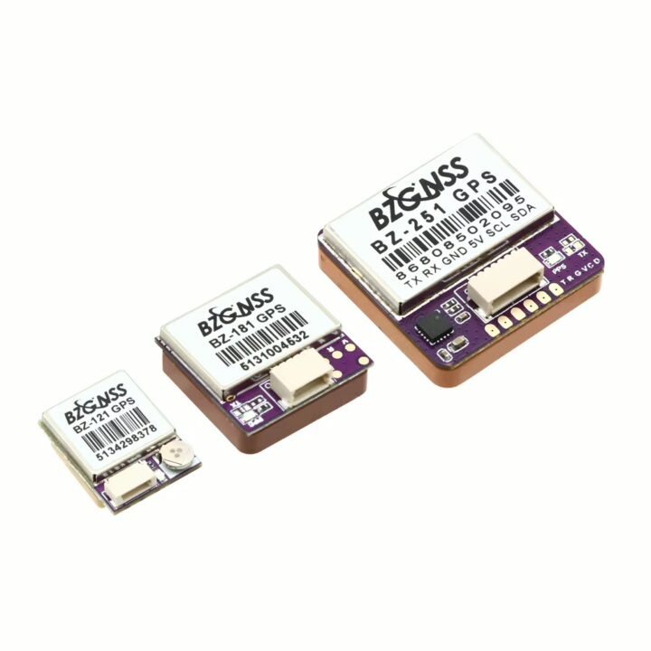 Drei unterschiedlich große GNSS/GPS-Module nebeneinander auf weißem Hintergrund, mit silbernen Metallabschirmungen und Barcode-Etiketten, lila Platinen und weißen Steckverbindern.