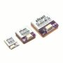 Drei unterschiedlich große GNSS/GPS-Module nebeneinander auf weißem Hintergrund, mit silbernen Metallabschirmungen und Barcode-Etiketten, lila Platinen und weißen Steckverbindern.