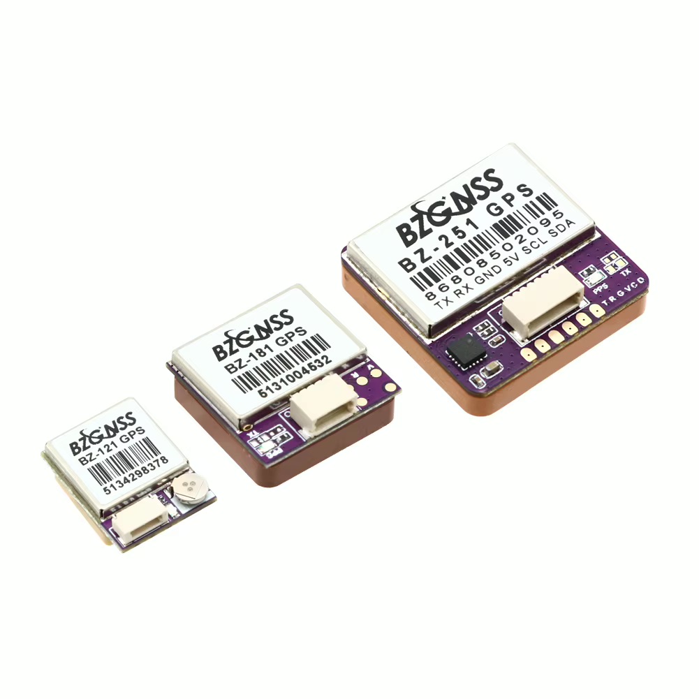 Drei unterschiedlich große GNSS/GPS-Module nebeneinander auf weißem Hintergrund, mit silbernen Metallabschirmungen und Barcode-Etiketten, lila Platinen und weißen Steckverbindern.
