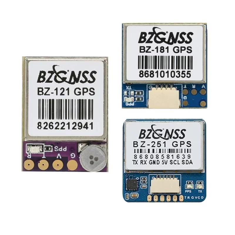 Drei kompakte Drohnen‑GPS‑Module mit weißen Aufklebern und Barcodes (Beschriftungen BZ-121, BZ-181, BZ-251), sichtbaren Steckkontakten, goldfarbenen Lötpads und blauen/lila Leiterplatten.