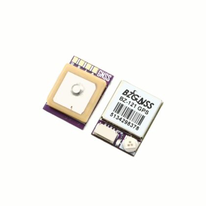 Zwei kleine GNSS/GPS-Module auf weißem Hintergrund: links ein quadratisches Keramik‑Patch mit beigem Rahmen und silberner Mitte auf einer violetten Leiterplatte, rechts ein metallgefasstes Modul mit Aufdruck BZ‑GNSS BZ‑121 GPS, Barcode und sichtbaren Bauteilen.