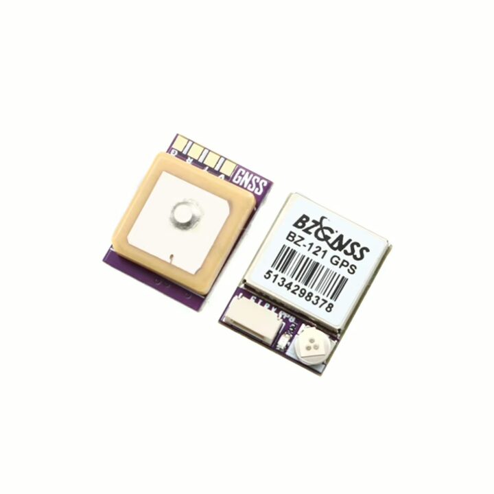 Zwei kleine GNSS/GPS-Module auf weißem Hintergrund: links ein quadratisches Keramik‑Patch mit beigem Rahmen und silberner Mitte auf einer violetten Leiterplatte, rechts ein metallgefasstes Modul mit Aufdruck BZ‑GNSS BZ‑121 GPS, Barcode und sichtbaren Bauteilen.