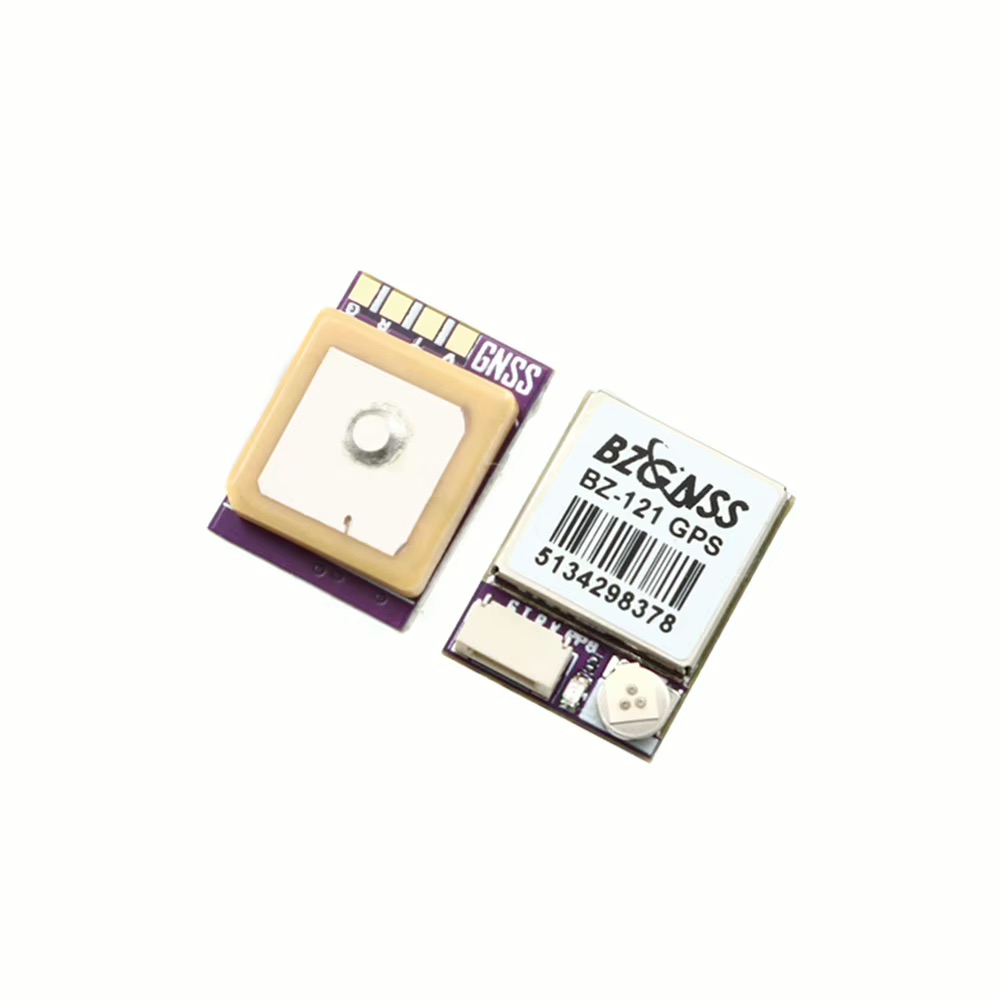 Zwei kleine GNSS/GPS-Module auf weißem Hintergrund: links ein quadratisches Keramik‑Patch mit beigem Rahmen und silberner Mitte auf einer violetten Leiterplatte, rechts ein metallgefasstes Modul mit Aufdruck BZ‑GNSS BZ‑121 GPS, Barcode und sichtbaren Bauteilen.