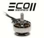Nahaufnahme eines FPV-bürstenlosen Drohnenmotors der ECO II Series mit silbernem Gehäuse, sichtbaren kupfernen Wicklungen und hervorstehender Gewindestange vor weißem Hintergrund.